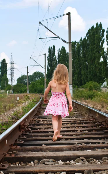 Dívka chodí po železnici — Stock fotografie