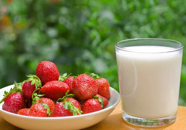 stock image Strawberries with milk