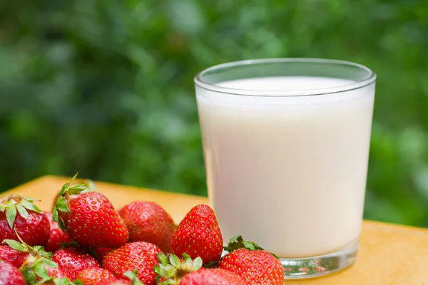 stock image Strawberries with milk