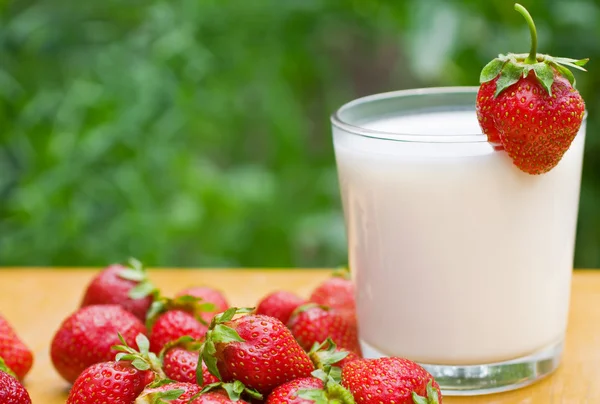 stock image Strawberries with milk