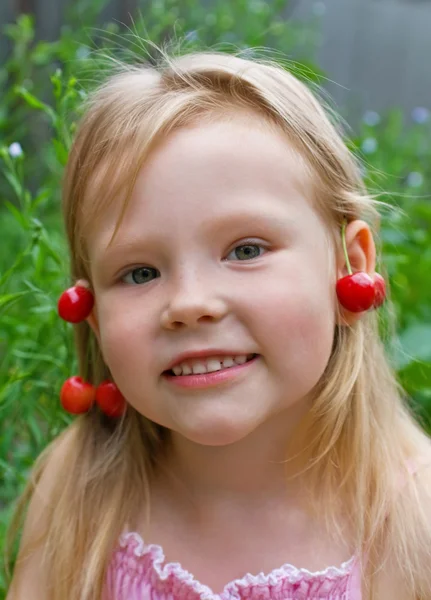 Hermosa niña con pendientes hechos de bayas —  Fotos de Stock