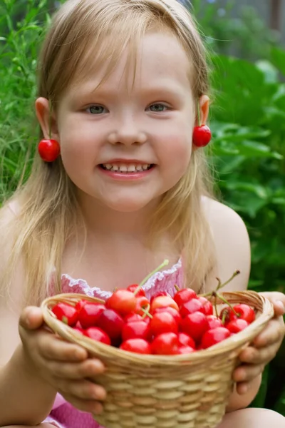 Красивая маленькая девочка с корзиной ягод — стоковое фото