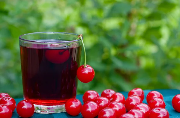 Cherry juice and cherries — Stock Photo, Image