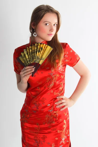 Das Mädchen in einem roten chinesischen Kleid — Stockfoto