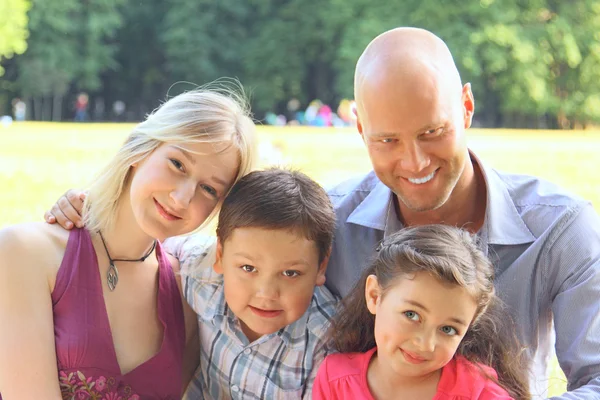 Grupa portret szczęśliwą rodzinę — Zdjęcie stockowe