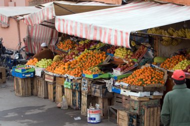 piyasa meyve yakınındaki djamaa el fna yer Marakeş, Fas