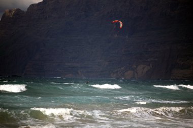 plaja famara, lanzarote, uçurtma sörfü