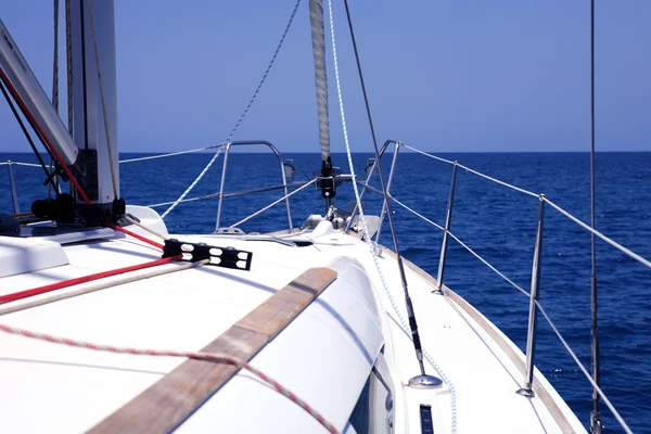 Jacht a kék tengerben. — Stock Fotó