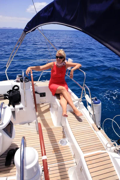 Yacht i det blå havet. — Stockfoto