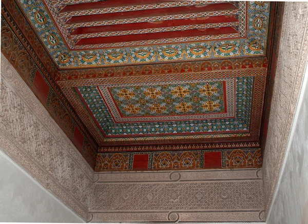 Colorido fragmento de techo oriental dentro del palacio de Bahía . — Foto de Stock