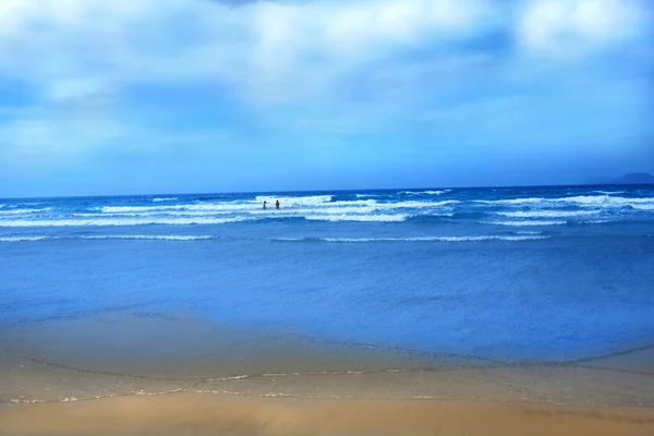 Två tjejer på stranden går att simma — Stockfoto