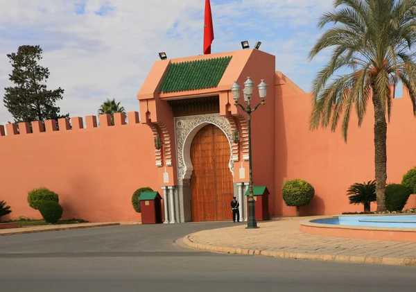 En av de kungliga slott portarna i marrakech — Stockfoto