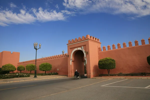 Brána v tradičním orientálním stylu v marrakech, Maroko — Stock fotografie