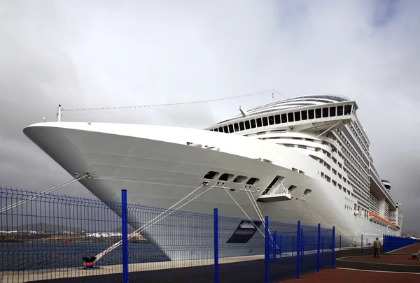 Stora vita Cruisin fartyg i hamnen — Stockfoto