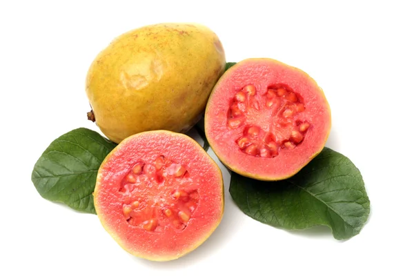 Taze guava meyve ile beyaz zemin üzerine bırakır. — Stok fotoğraf