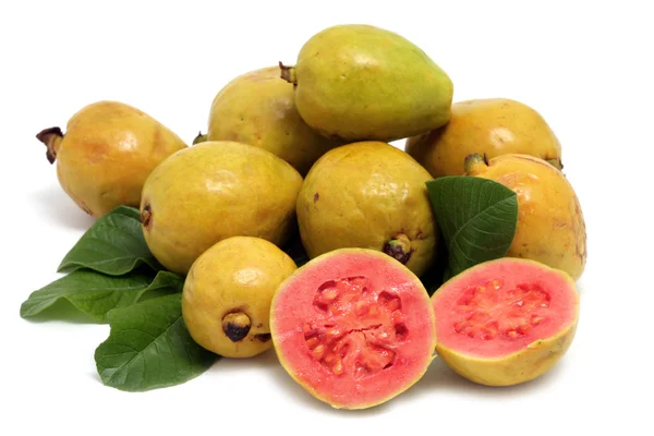 Friss guava gyümölcs, levelek, a fehér háttér — Stock Fotó