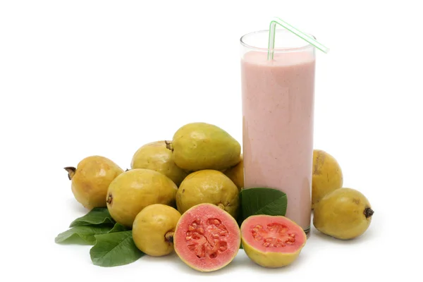 Свежие фрукты гуавы с листьями и молочным коктейлем на белом фоне — стоковое фото