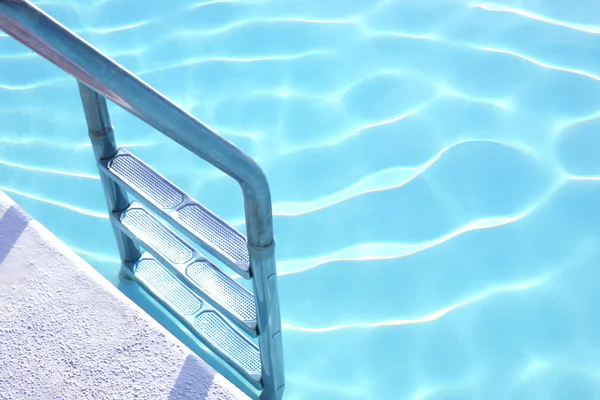 Фрагмент бассейна с лестницей и прозрачной водой — стоковое фото