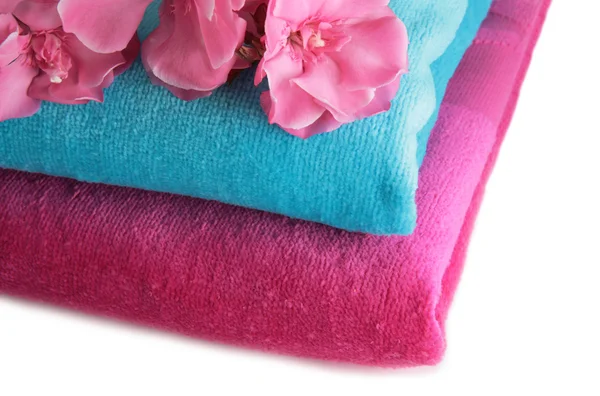 ピンクとブルーのタオル、テーブルの上の花を持つ — ストック写真