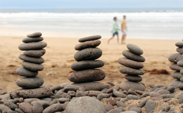 Equilíbrio de seixos vulcânicos na praia — Fotografia de Stock