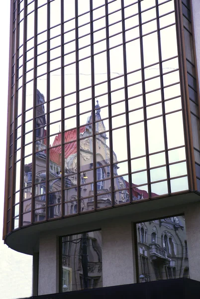 Reflexão de um edifício antigo no vidro de um novo edifício — Fotografia de Stock