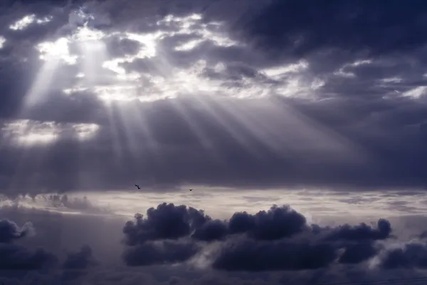 Облачно бушующее небо с солнечным лучом, прорывающимся сквозь — стоковое фото