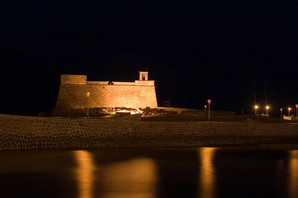 Vista nocturna de la fortaleza cerca del puerto de Arrecife, Lanzarote —  Fotos de Stock