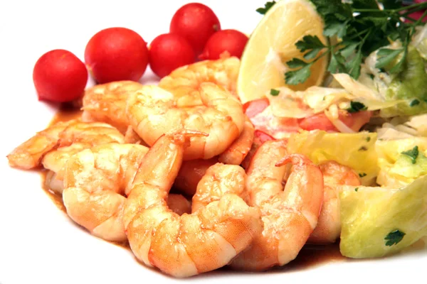 Grilled prawns served with lettuce ant tomato — Stock Photo, Image