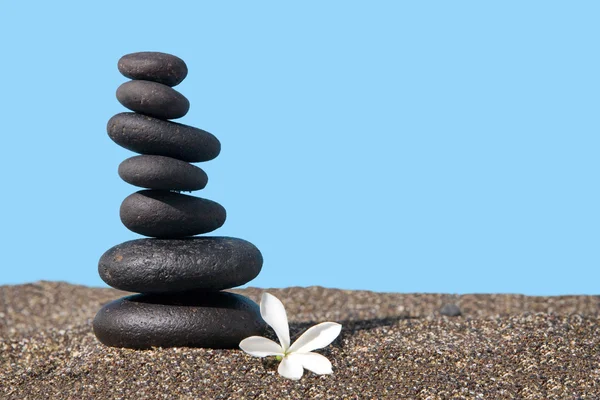 Сбалансированные камни на песке — стоковое фото