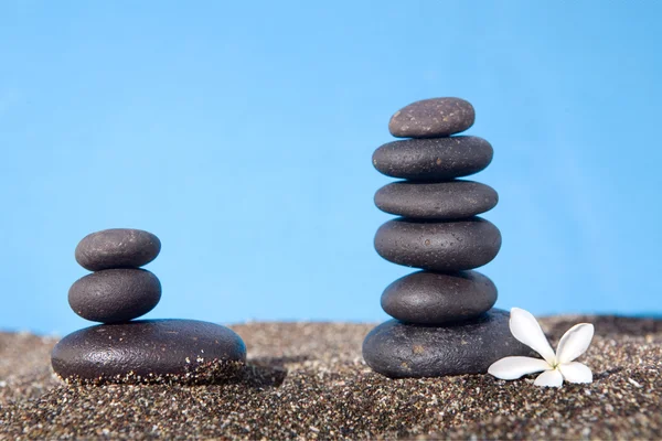 Сбалансированные камни на песке — стоковое фото