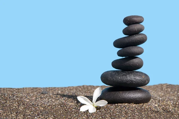 Kum üzerinde dengeli taşlar — Stok fotoğraf