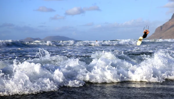 Ocean waves and Kitesurfer — Stock Photo, Image