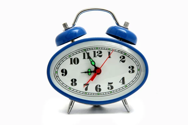Reloj despertador azul aislado en blanco Imagen de stock