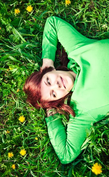 Chica acostada en la hierba y sonriendo —  Fotos de Stock