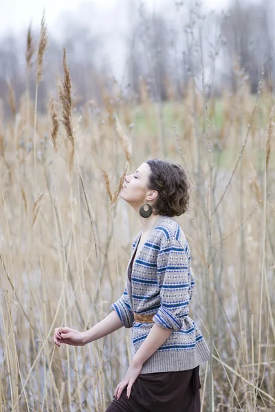 Young woman surrounded by the reeds — Stock Photo, Image