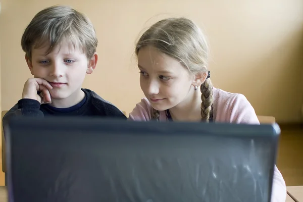 Two children sitting at a computer — Stock Photo, Image