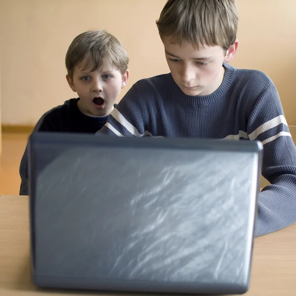 Два хлопці сидять за комп'ютером — стокове фото
