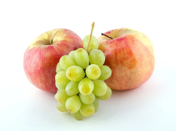 Два яблука і зелений виноград . — стокове фото
