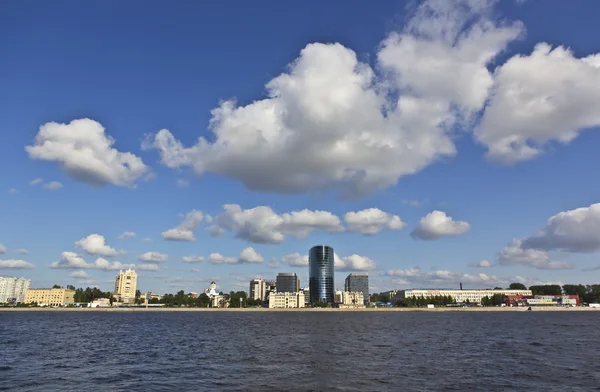 cielo azul y las nubes. Río, ciudad.