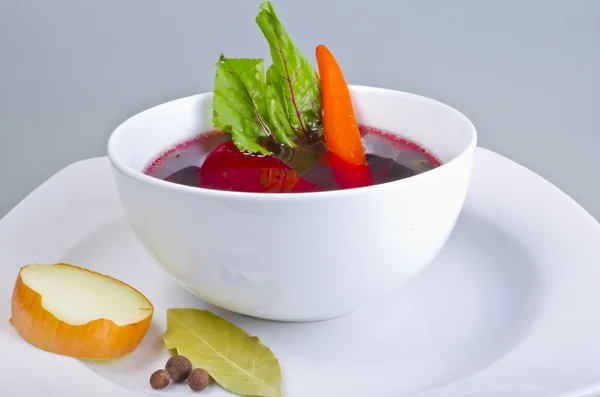 Botwinka (für Suppe aus jungen roten Rübenpflanzen,) — Stockfoto