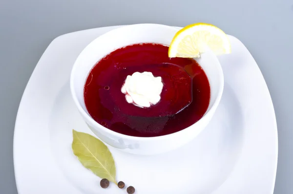 Botwinka (für Suppe aus jungen roten Rübenpflanzen,) — Stockfoto