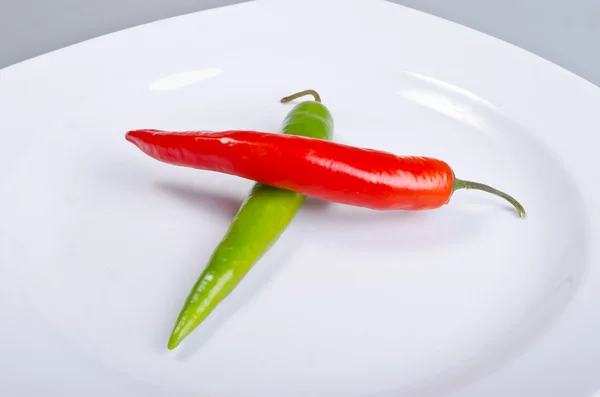 빨강과 녹색 접시에 파프리카 — 스톡 사진