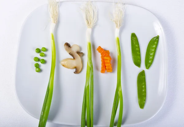 Pırasa, soğan, champignon ve bezelye ile yazlık bir kompozisyon — Stok fotoğraf