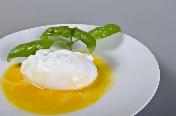Яйца на белой тарелке — стоковое фото