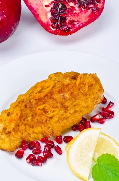 Panierte Hühnerbrust mit Granatapfel — Stockfoto