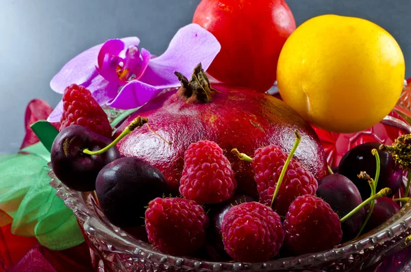 Cuenco de frutas con fruta — Foto de Stock
