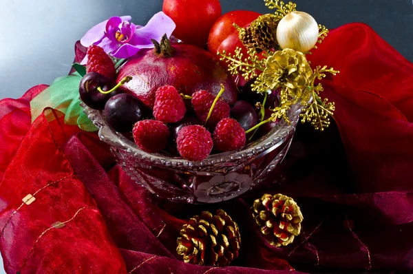 Fruit bowl with fruit — Stock Photo, Image