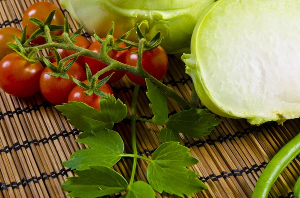알 줄기 양배추, 토마토와 어린 완두콩 — 스톡 사진