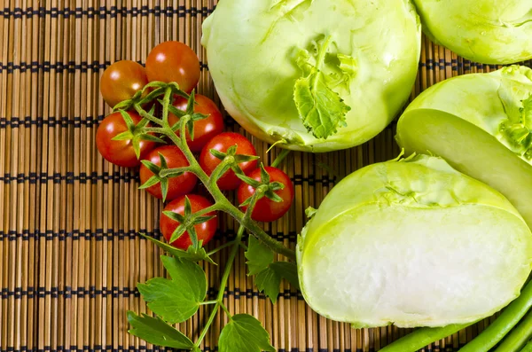 大头菜、 西红柿和年轻的豌豆 — 图库照片