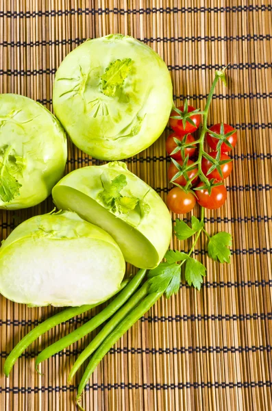Kohlrabi, tomatoes and young peas — Stock Photo, Image